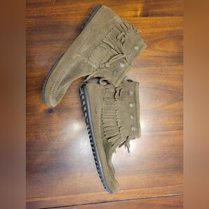 Minnetonka Brown Suede moccasins
